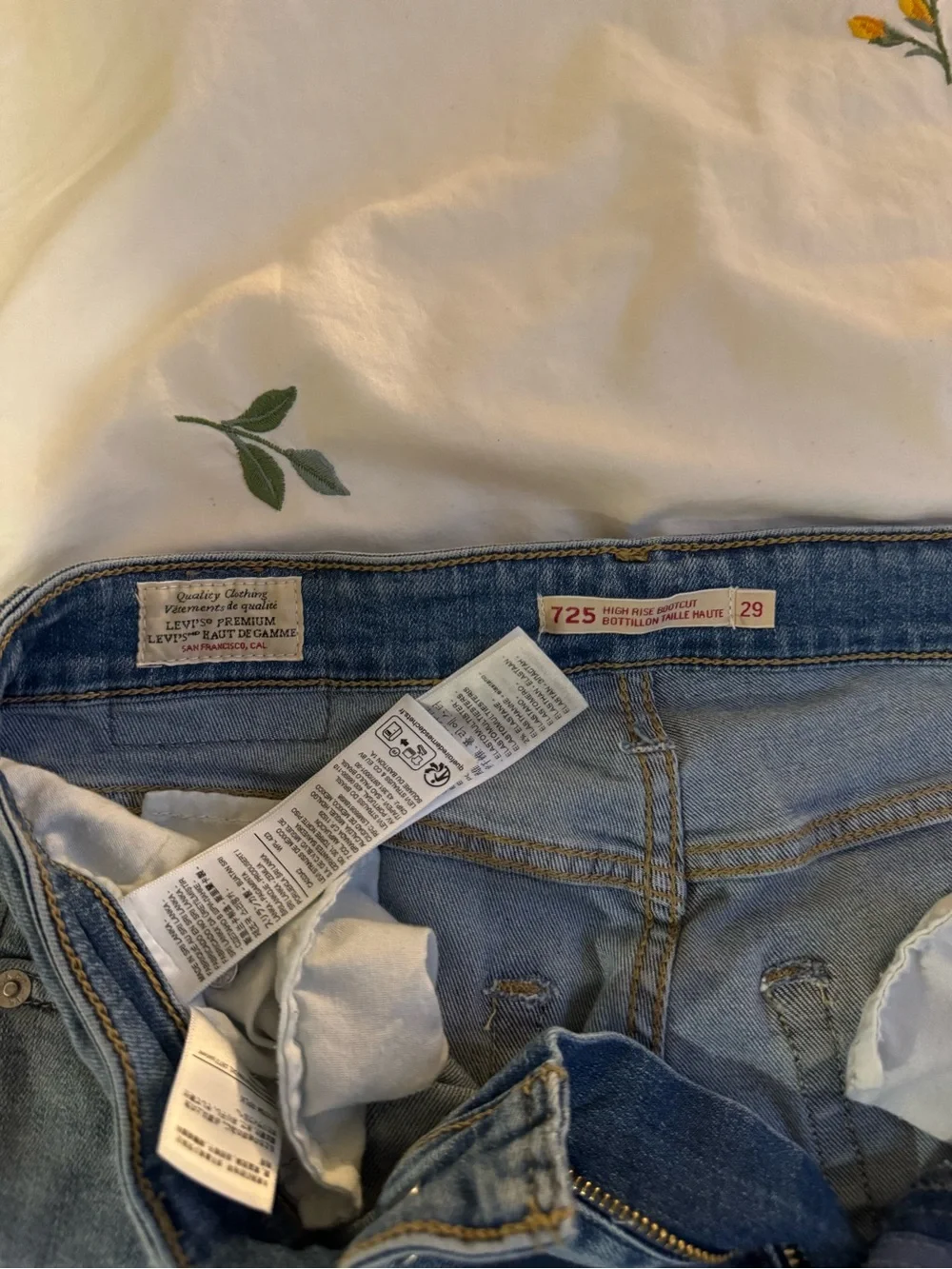 Levi’s 725 boot cut jean in original light blue wash. Size: 29/34 - Picture 10 of 10